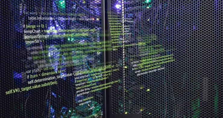 Animazione di codice informatico su sistemi server di dati illuminati in una sala server
