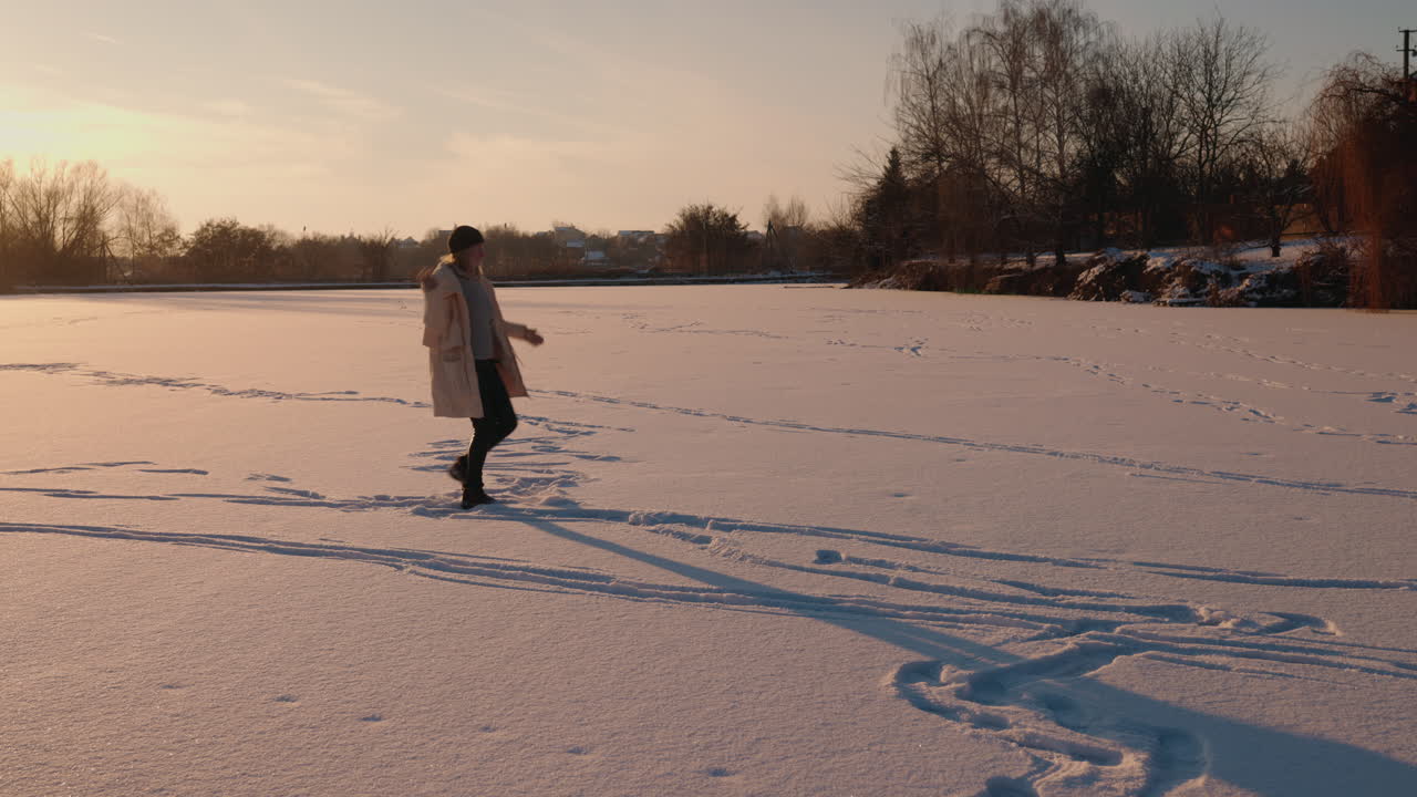 해가 지면 얼어붙은 호수에서 는 여자