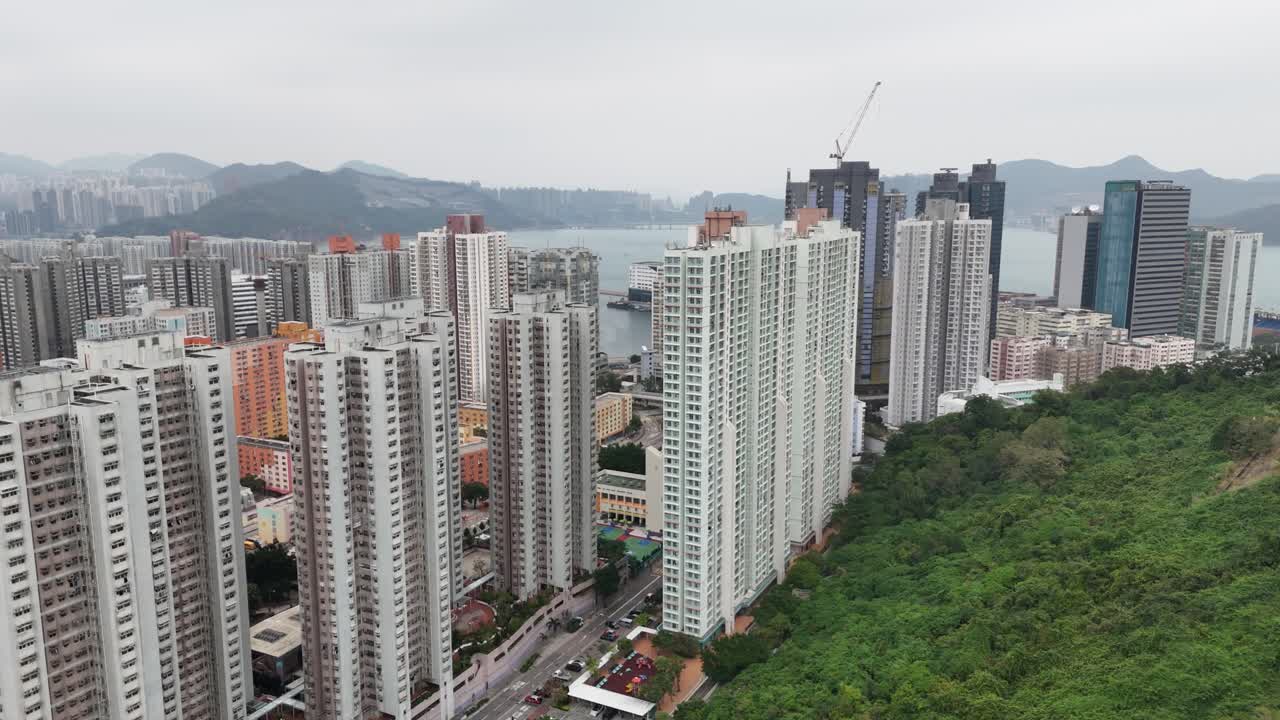 Deslumbrante vista aérea diurna de Hong Kong capturada por drone. Arranha-céus, porto e paisagem urbana panorâmica de cima. Filmagem perfeita que mostra o horizonte urbano e o cenário vibrante à beira-mar.