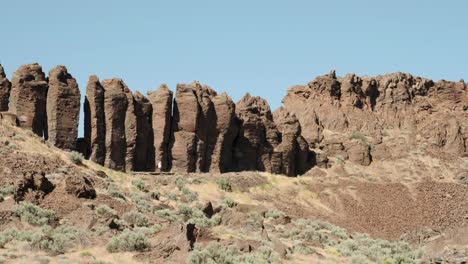 el excursionista explora una enorme formación rocosa geológica llamada plumas en wa