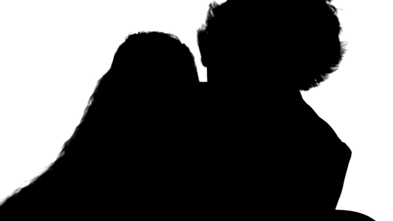 실루 어머니와 딸은 열정으로 책을 읽고 트랙 매트