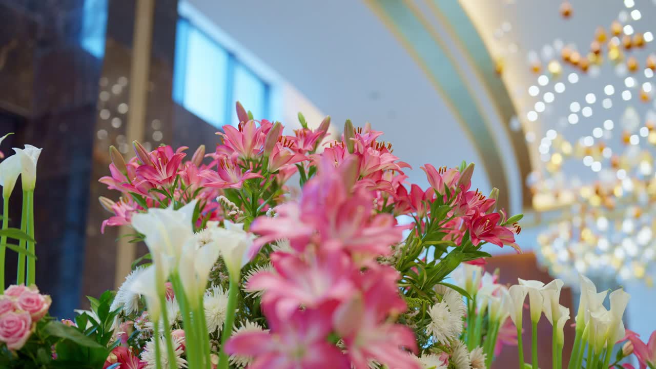 Decorazione floreale rosa e bianca all'ingresso dell'hotel, ripresa ravvicinata, ripresa ad arco