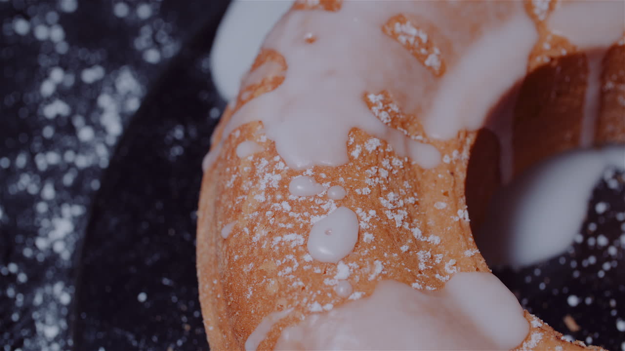 갓 구운 전통적인 부활절 케이크 회전 8