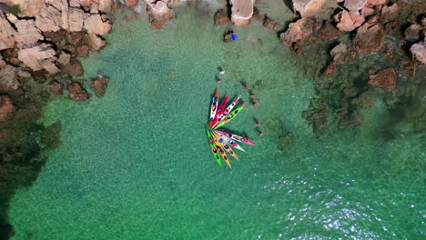 Ascender-Revela-Kayaks-Colocados-En-Formación-De-Abanico-En-La-Playa-De-Piaggi-Calamosca