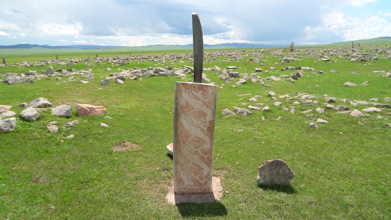 Muinainen peurakivimonumentti Mongolian arolla