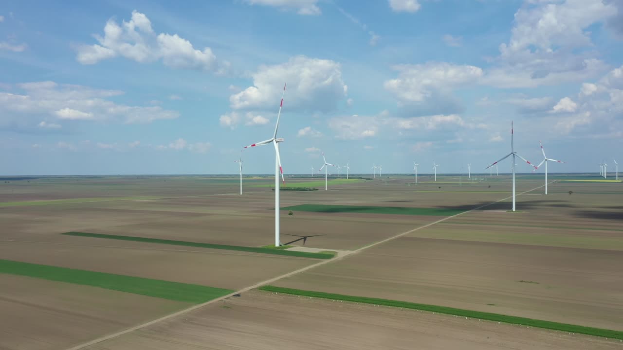 여러 풍력 공장, 풍력 발전기, 터빈, 운동 에너지를 변환하여 재생 가능한 깨한 에너지를 생산하는 항공 사진