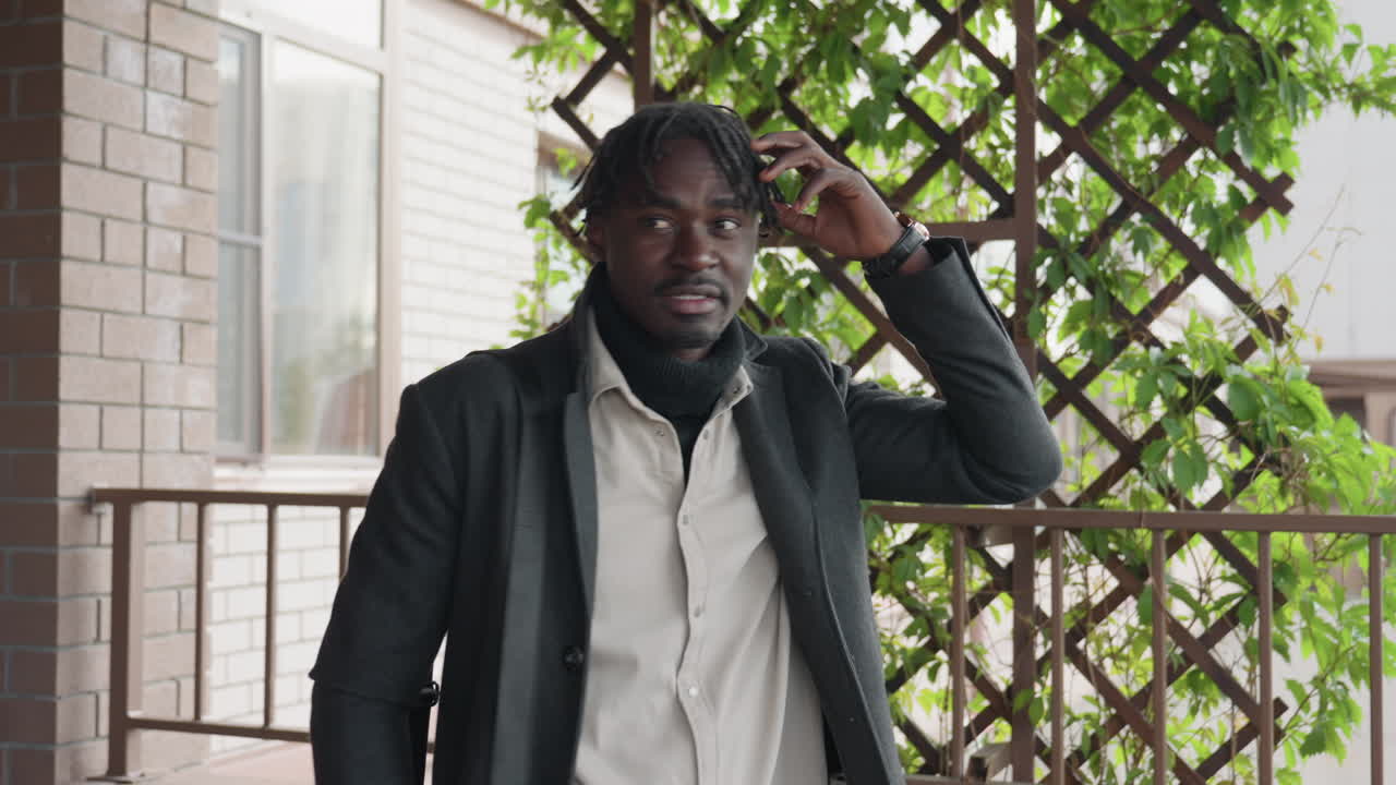 Vista de fondo que muestra flores apoyadas sobre una rejilla de hierro con patrón en X, se cruzan estilos de barras mixtas, una suave brisa mece los pétalos, una rejilla metálica texturizada crea un fondo geométrico para una acogedora escena exterior