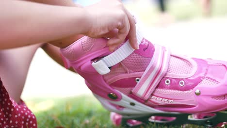 una chica con patines en el parque al aire libre.