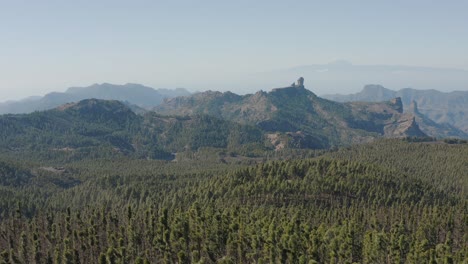 Hermosa-Toma-De-Drones-De-Un-Panorama-Montañoso-Con-Bosque-Desde-El-Pico-De-Las-Nieves-Hasta-El-Roque-Nublo,-Gran-Canaria