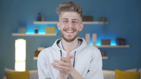 un joven feliz y positivo admirando y aplaudiendo.