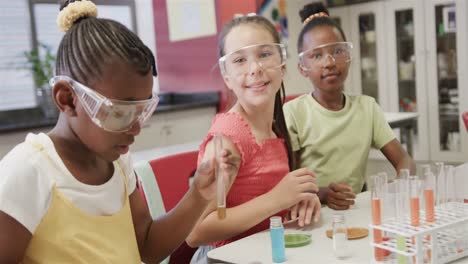 Colegialas-Felices-Y-Diversas-Haciendo-Experimentos-En-La-Clase-De-Química-De-La-Escuela-Primaria,-Cámara-Lenta