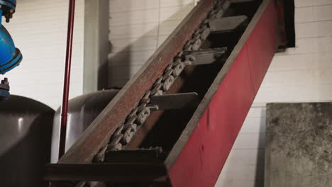 elevador de máquina de elevación con cadena metálica en el taller de la planta