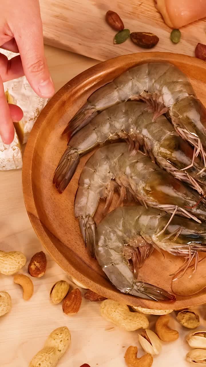 variedad de alimentos proteicos dispuestos en una mesa