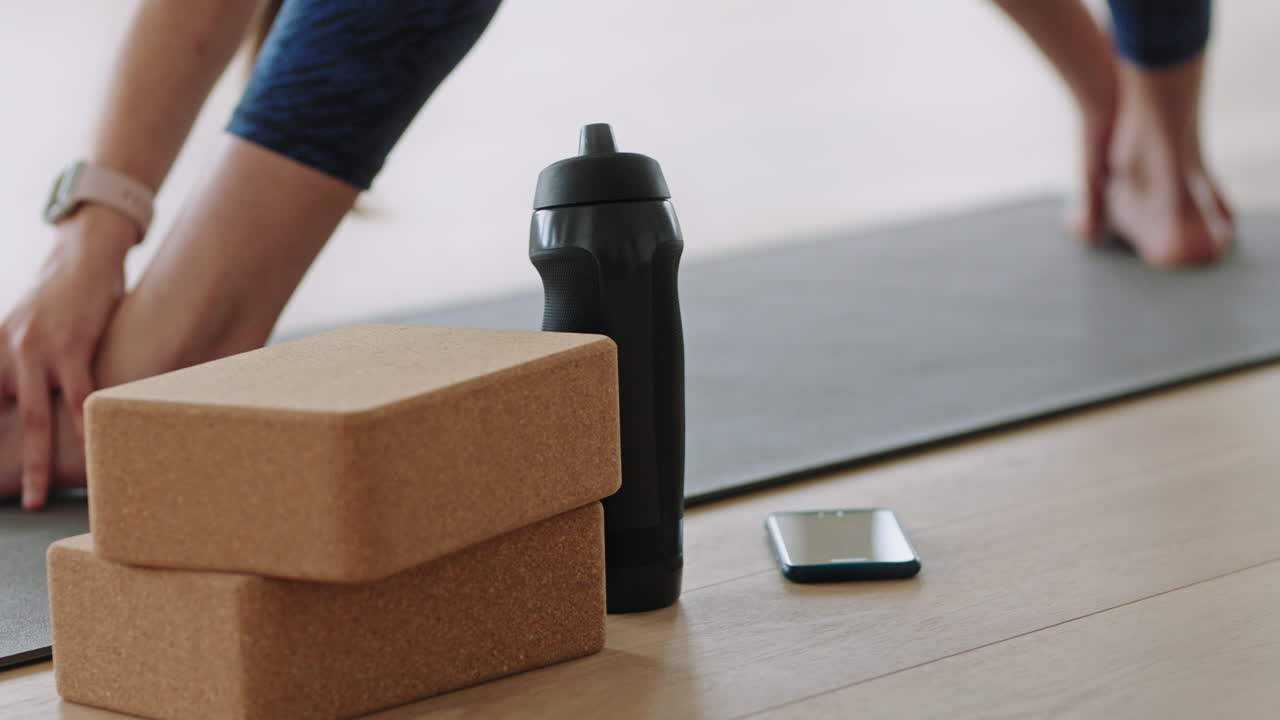 cerrar las piernas de una mujer de yoga haciendo ejercicio practicando estiramientos disfrutando de un estilo de vida saludable en el gimnasio entrenando un cuerpo flexible para hacer ejercicio de equilibrio
