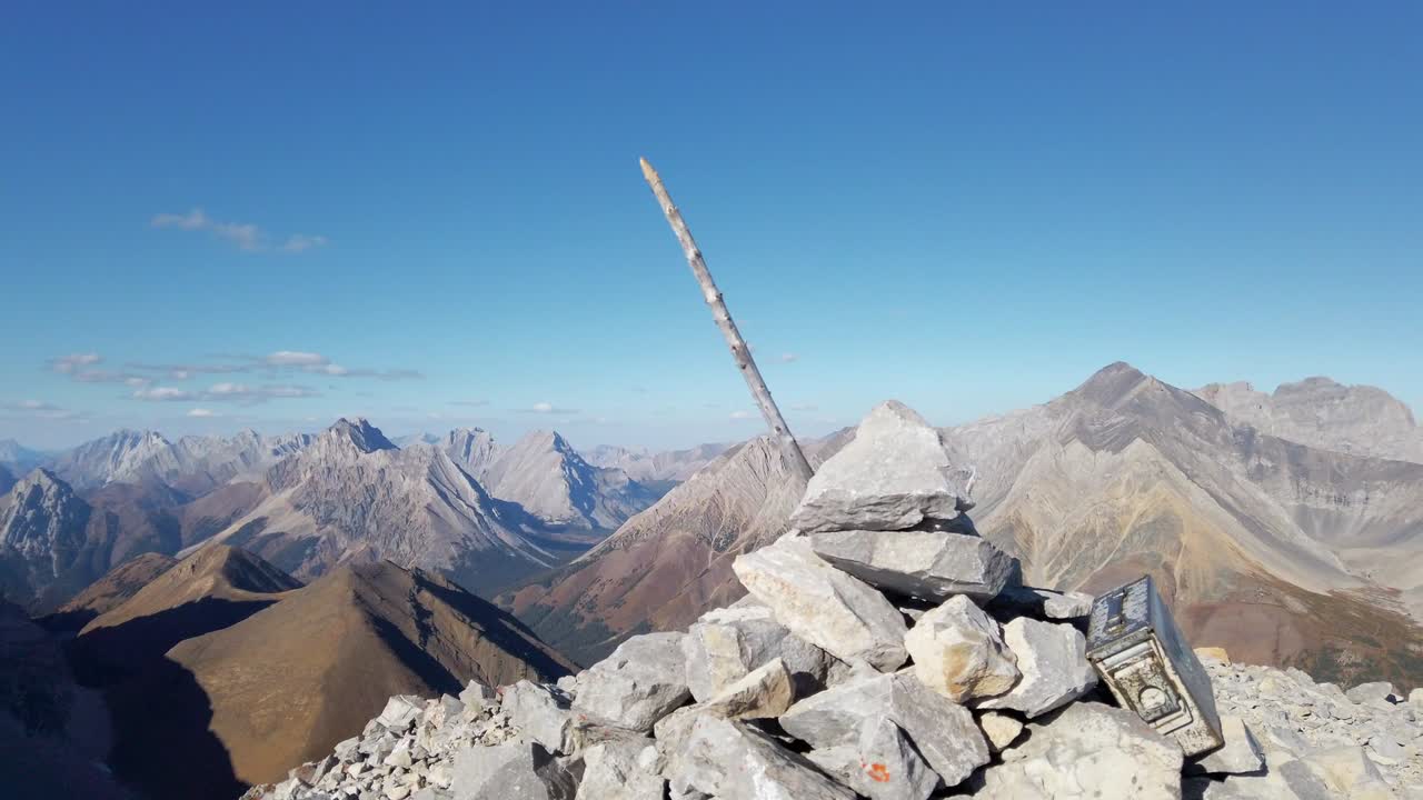 palo de la cordillera rocosa en el marcador de pico y cápsula del tiempo que rodea kananaskis alberta frontera de columbia británica canadá