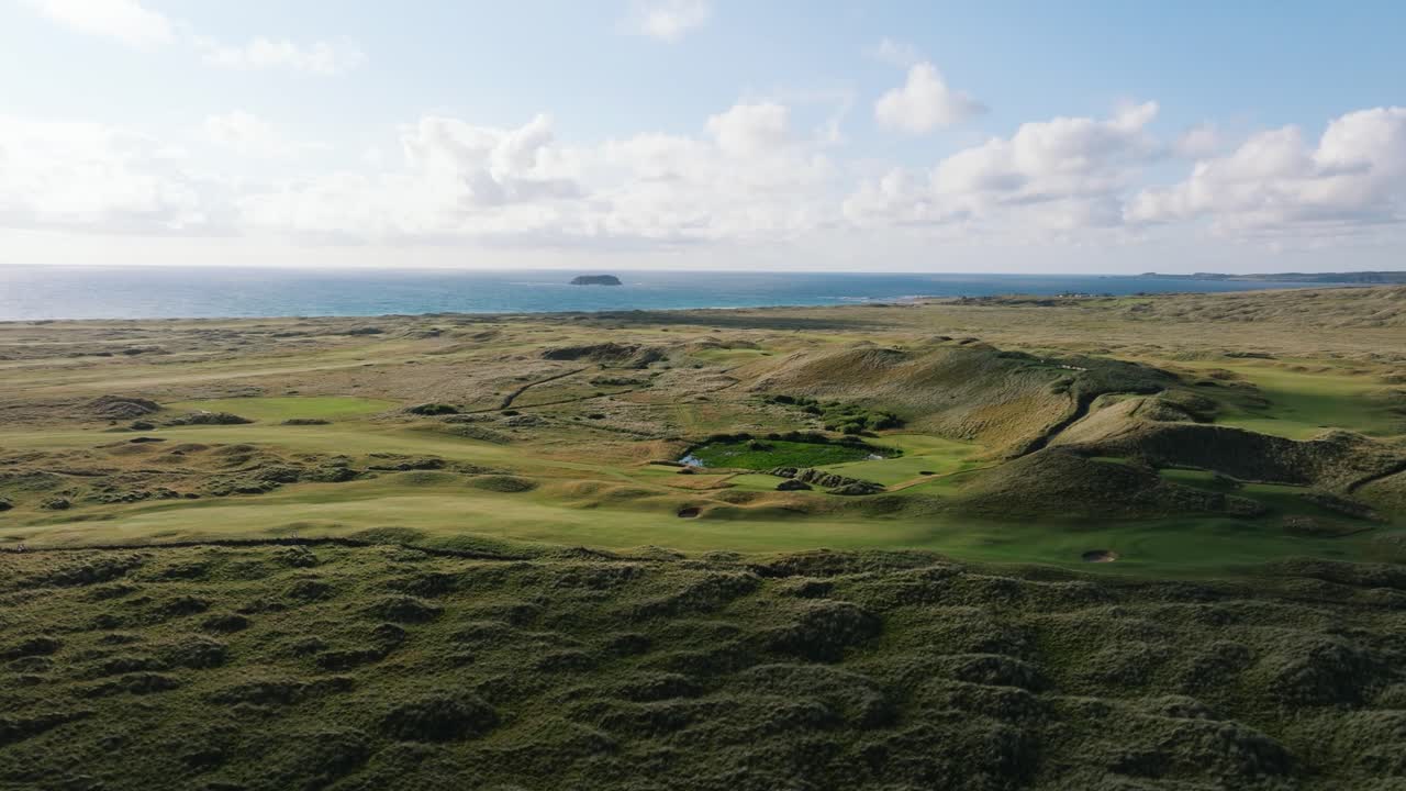 아일랜드 해안가에 있는 그린 페어웨이 (green fairways) 의 드론 전망