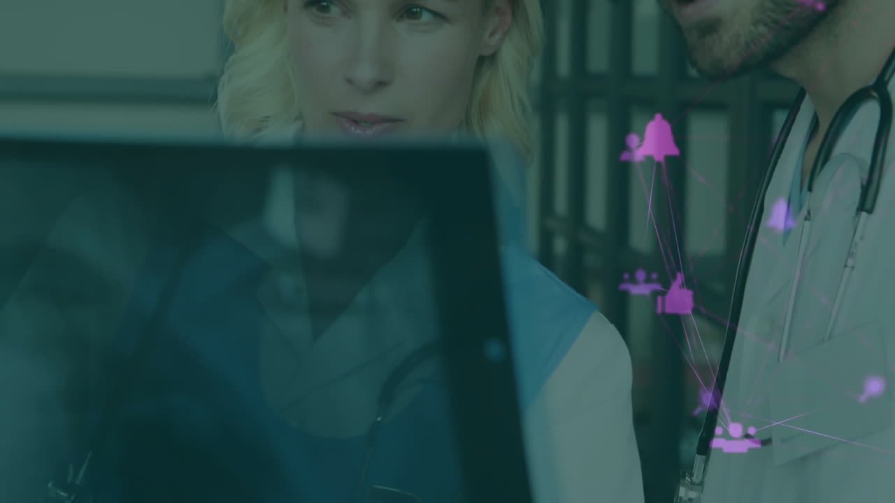 медицинские специалисты рассматривают данные с помощью анимации сети здравоохранения на экране