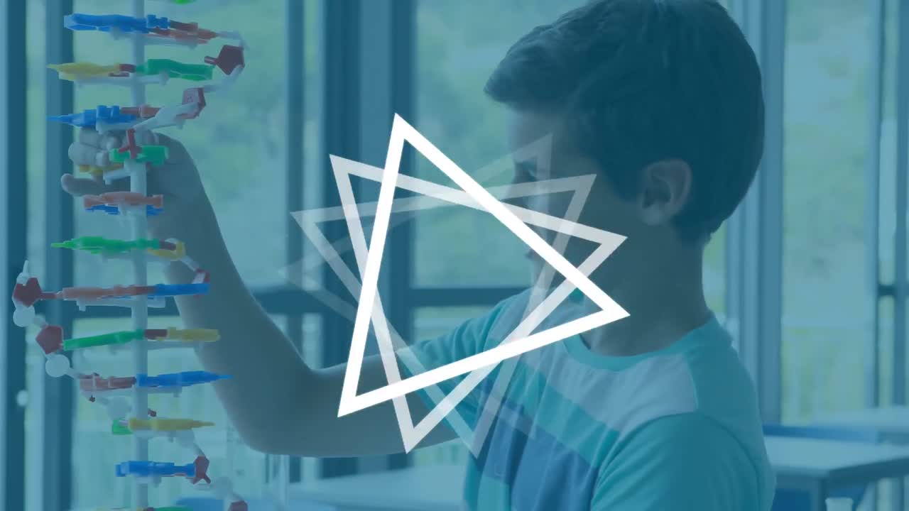 모델과 함께 백인 학교 소년 위에  ⁇  모양의 애니메이션