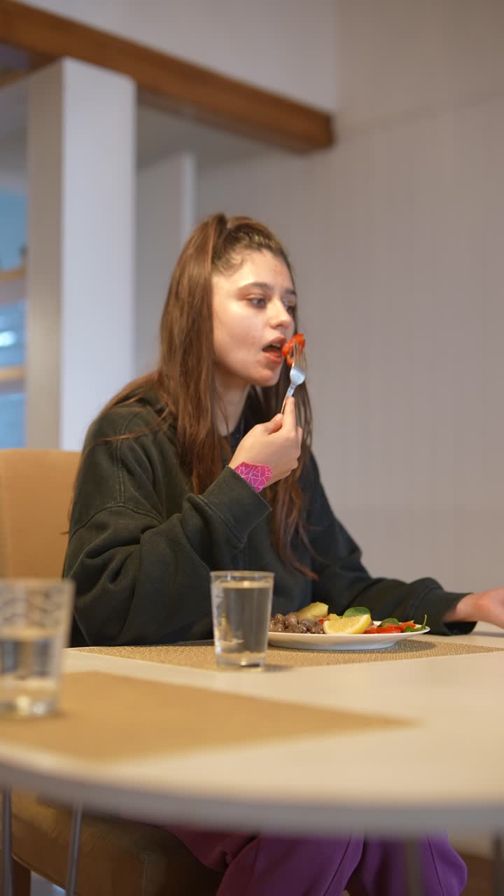 mujer comiendo una comida en una mesa