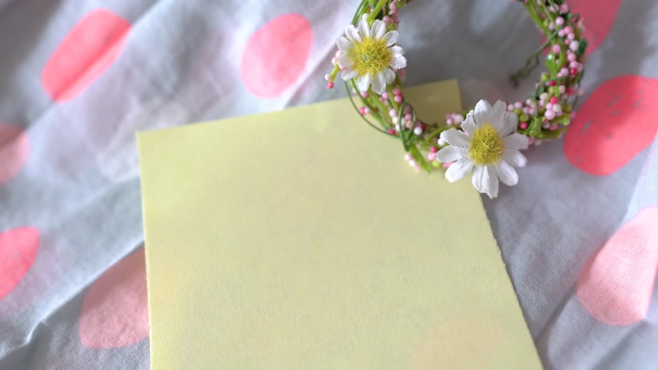 memorando de mensaje y hermosa corona poniendo un fondo de tela moderno, escena de plantilla de comunicación decorada creativa