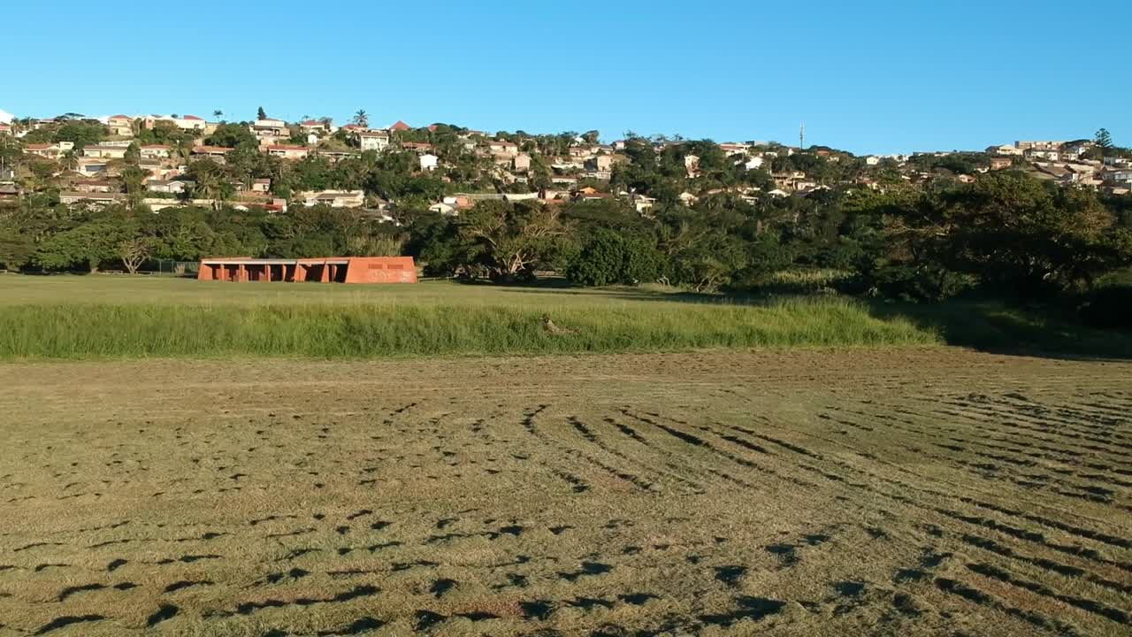 imágenes aéreas de un campo de hierba recién cortado en el campo sudafricano en un día brillante