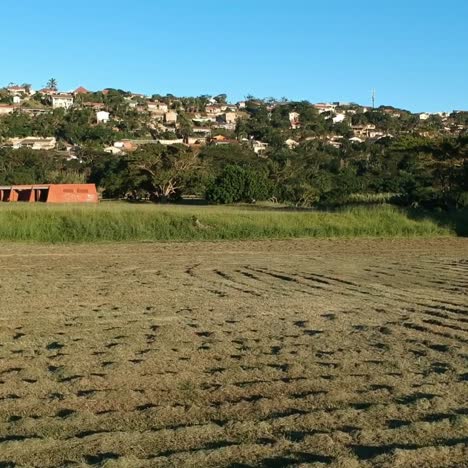 Imágenes-Aéreas-De-Un-Campo-De-Hierba-Recién-Cortado-En-El-Campo-Sudafricano-En-Un-Día-Luminoso