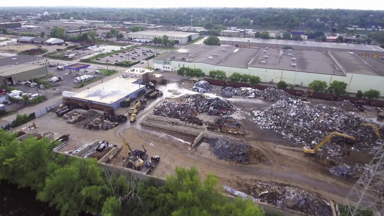 imágenes aéreas de la planta de reciclaje de metales en el río mississippi