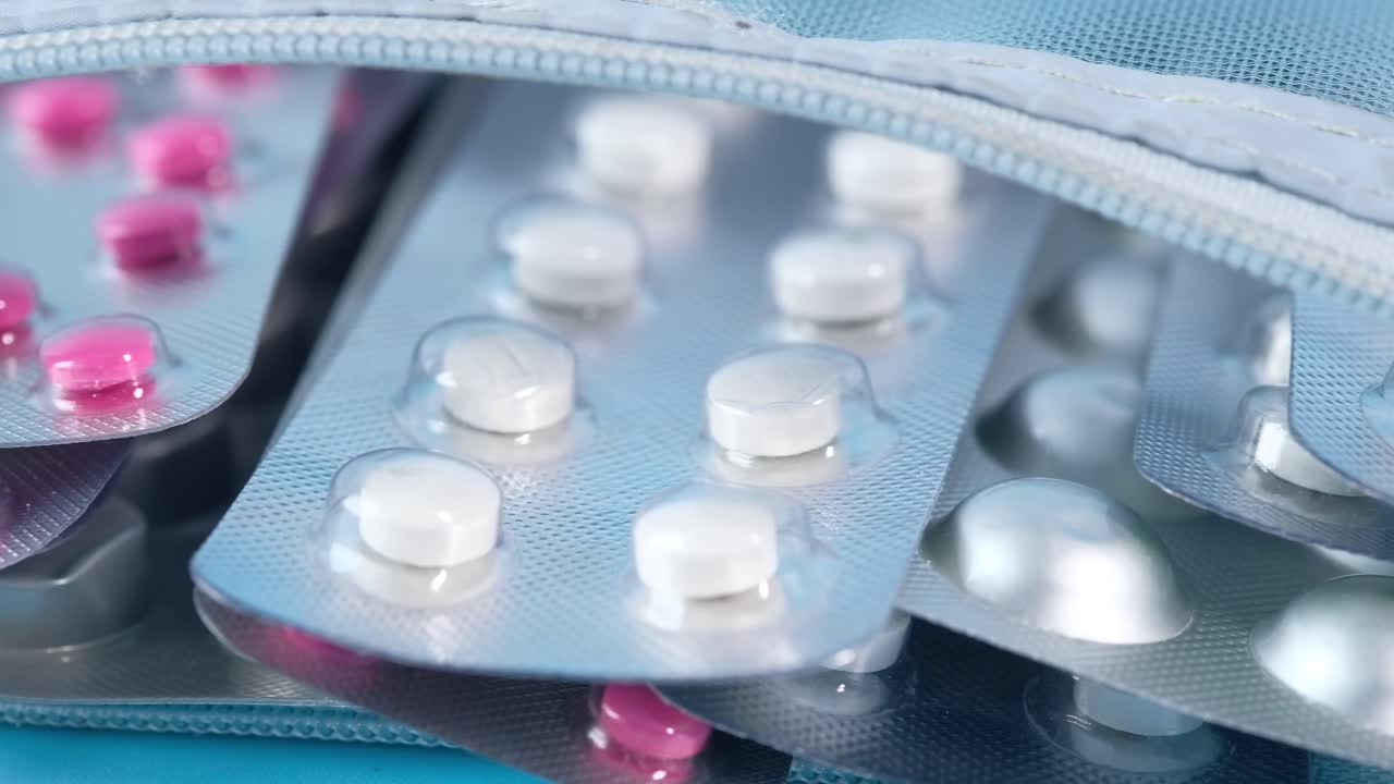 가방 에 들어 있는 여러 가지 의약품