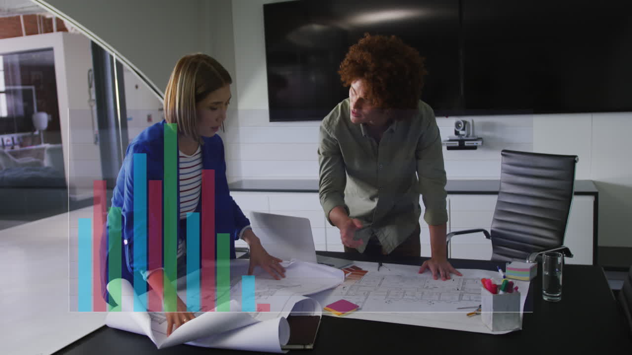 animación del procesamiento de datos estadísticos sobre hombres y mujeres diversos discutiendo un plan en la oficina.