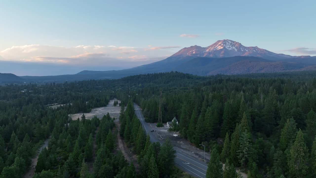 Vista aerea di una chiesa con il Monte Shasta, sera d'estate in California, USA