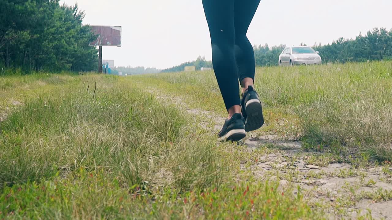 큐 느린 동작 낮은 각도 촬영 젊은 소녀는 스포츠에 들어갑니다