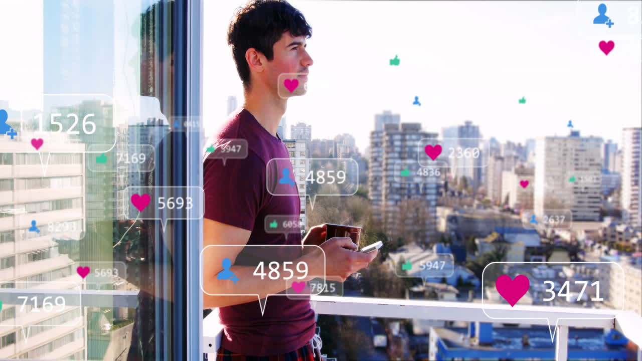 스마트폰과 도시 풍경을 사용하는 사람 위의 배너에 있는 소셜 미디어 아이콘과 숫자의 애니메이션