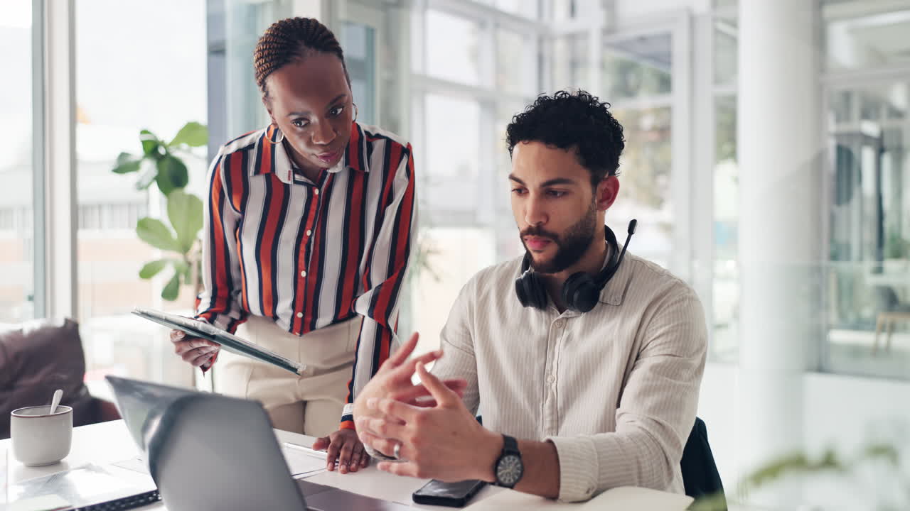Colleghi che collaborano in un ufficio moderno
