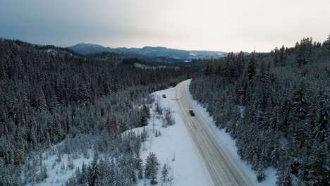 Aventura-En-La-Montaña-Nevada:-Una-Toma-Siguiente-De-Una-Camioneta-Con-Remolque-Que-Viaja-A-Lo-Largo-De-La-Autopista-24-Del-Pequeño-Fuerte-Rodeada-De-Majestuosos-Bosques-Siempre-Verdes-Cubiertos-De-Nieve