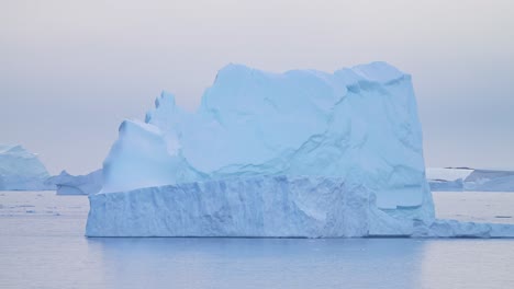 antártida hermoso iceberg al atardecer, formación de hielo flotando en el océano, enormes grandes grandes icebergs azules con formas increíbles en la península antártica agua del mar al amanecer paisaje marítimo de invierno, detalle iceberg