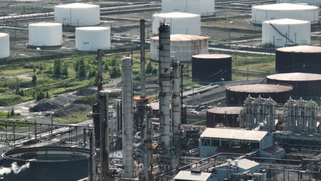 Vista-Aérea-De-Las-Refinerías-De-Petróleo-En-Montreal,-Quebec.