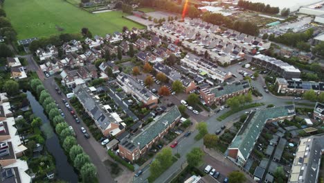 Fliegen-In-Richtung-Eines-Vorstadtviertels-Mit-Sonnenkollektoren-Auf-Dächern