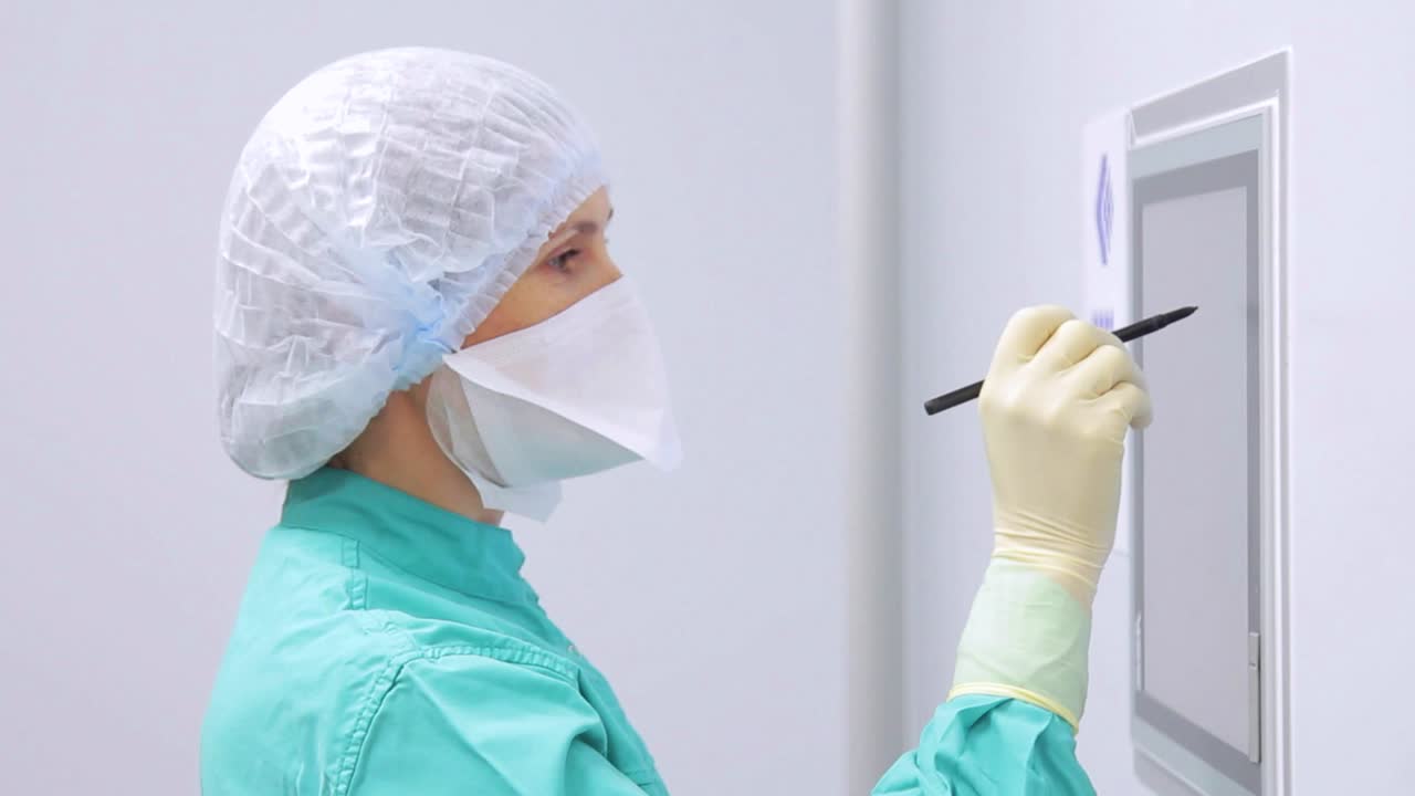 panel de pantalla de control de programa de trabajador de la fábrica. operador de la fábrica farmacéutica