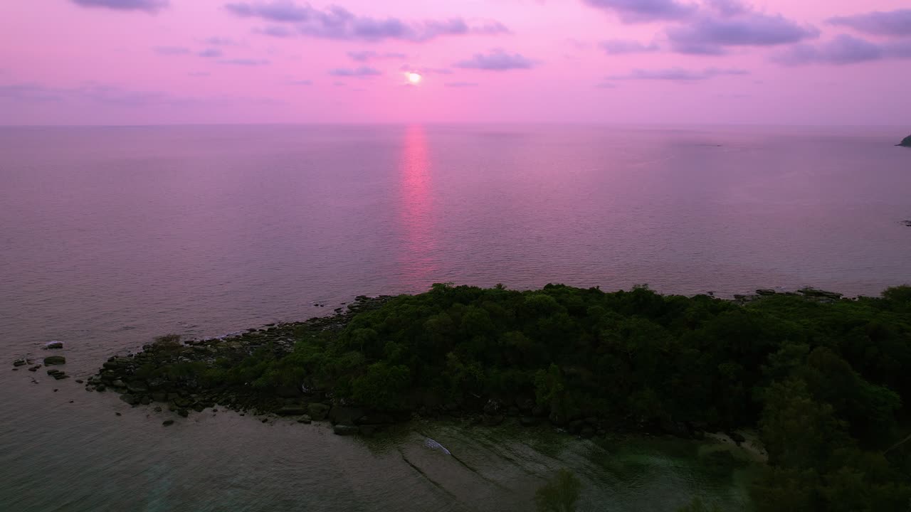 Tramonto panoramico sull'oceano, Ko Kut, Trat, Thailandia - Ripresa da drone.