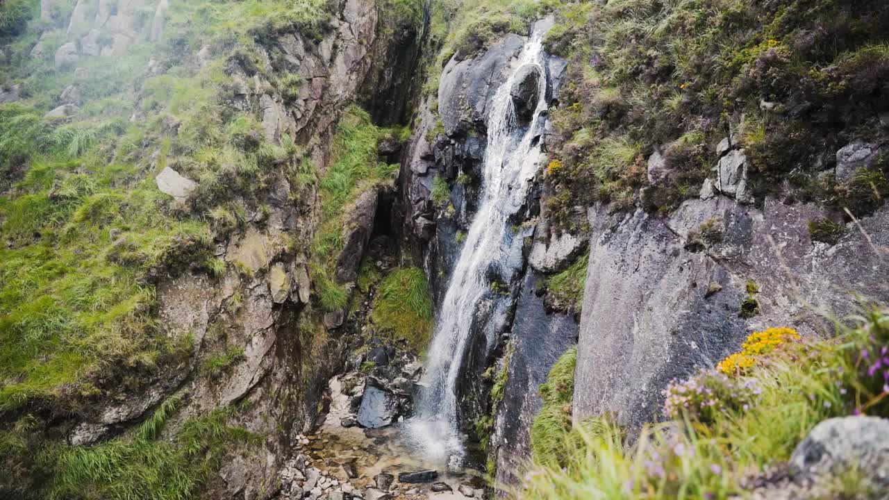 toma de cascada secreta en las montañas, cámara lenta