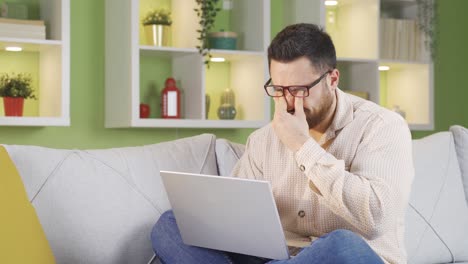 El-Hombre-Que-Trabaja-Desde-La-Laptop-Hasta-La-Mañana-Se-Queda-Dormido,-Pero-Se-Despierta-Y-Continúa-Con-Su-Trabajo.