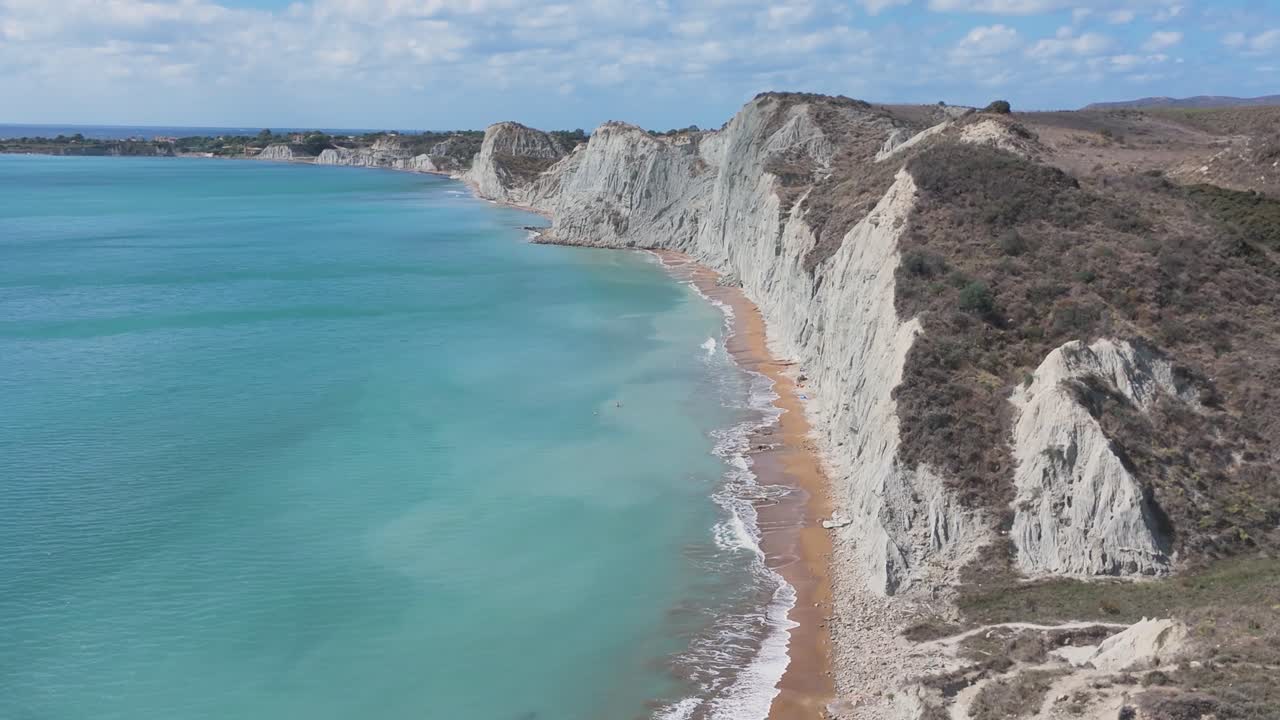 acantilados costeros y agua turquesa