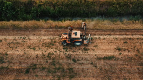 vista aérea de un tractor cortando un campo