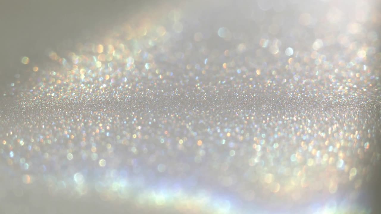 Sanftes Licht lässt eine Glitzerebene den Fokus verschieben, verdichtet das Funkeln und zeigt eine Makrotextur.