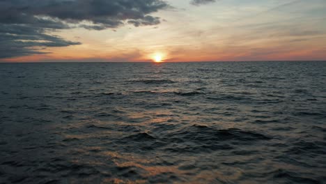 Puesta-De-Sol-Dorada-En-El-Mar-Báltico-Con-Nubes-Dramáticas