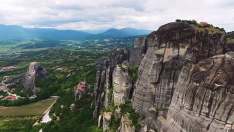 Stunning-aerial-view-of-rock-formations-and-monasteries-in-Meteora,-Greece