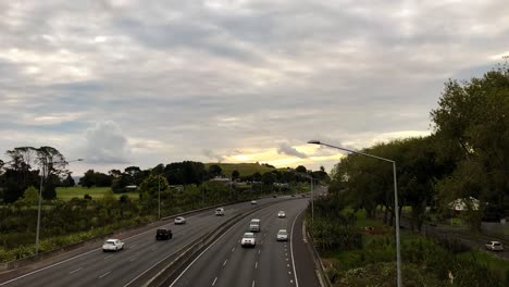 Zeitraffer-Des-Tagesverkehrs-Zur-Hauptverkehrszeit-Auf-Der-Autobahn-Von-Auckland