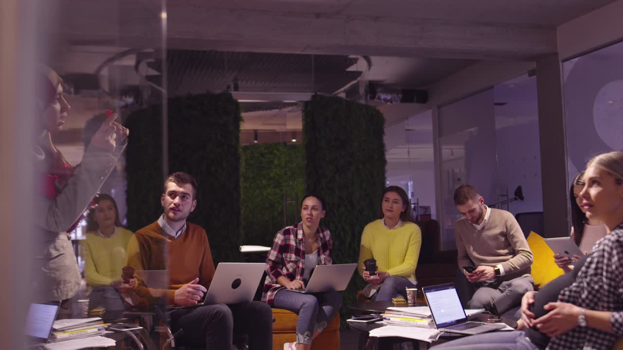 mujer musulmana en una moderna oficina de coworking de espacio abierto dando una presentación al equipo. mujer de negocios árabe de oriente medio en una oficina de startup creativa. empresario discapacitado en silla de ruedas en una reunión de equipo