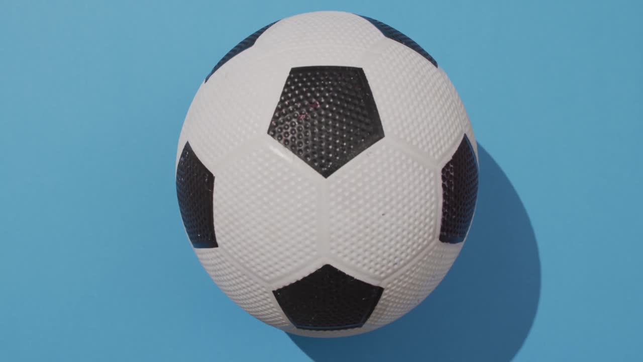 Animazione di un pallone da calcio su sfondo blu con spazio per il testo