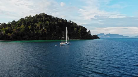 Luftbahnaufnahme-Einer-Yacht,-Die-In-Der-Tropischen-Bucht-Im-Kristallblauen-Wasser-Der-Andamanensee-Ankert